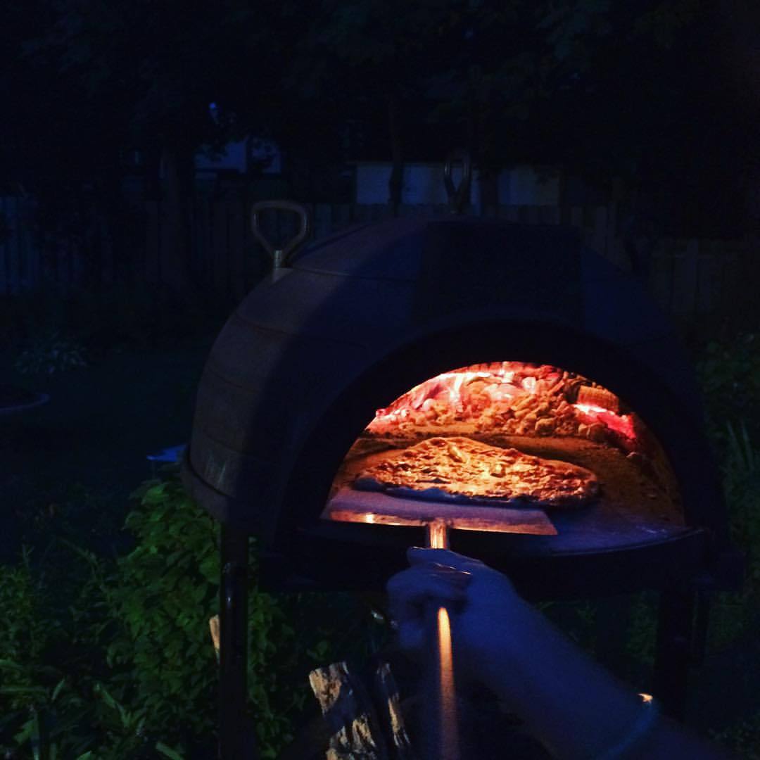 20 aout 2016. Le rêve d'avoir un four à pizza au feu de bois dans sa cour. Merci les Z!