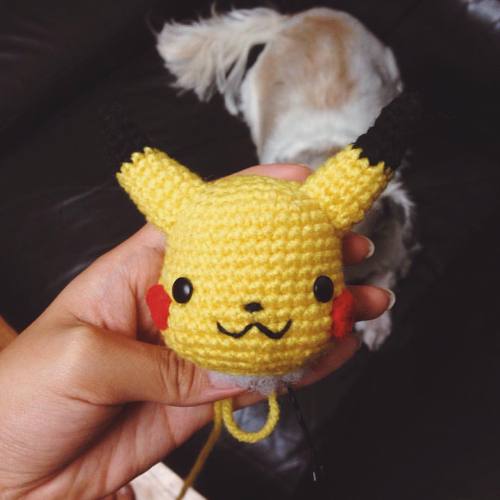 taking a peek-at-chu #pikachu #nanaskollection #amigurumi