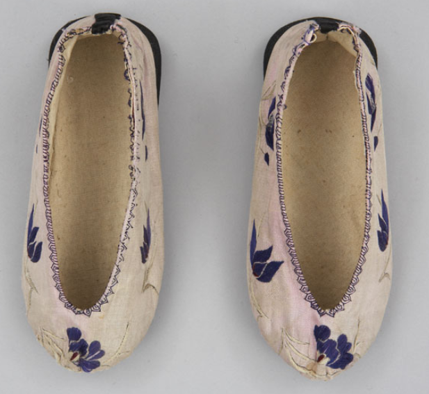 shewhoworshipscarlin:
“Han shoes, 1900, China.
”