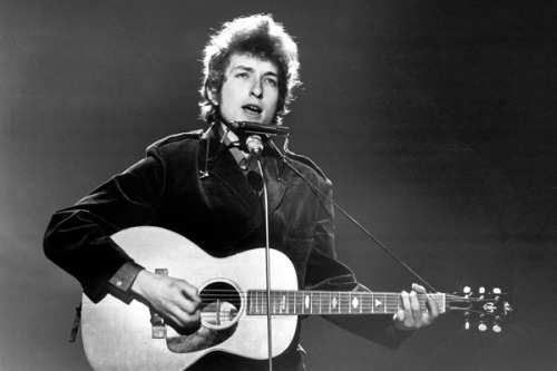 rollingstone:
“ “It’s like a feature film inside a five-minute music video.”
We spoke with Vania Heymann, who directed the brilliant interactive video for Bob Dylan’s “Like a Rolling Stone” and he told us how the clip was made.
”