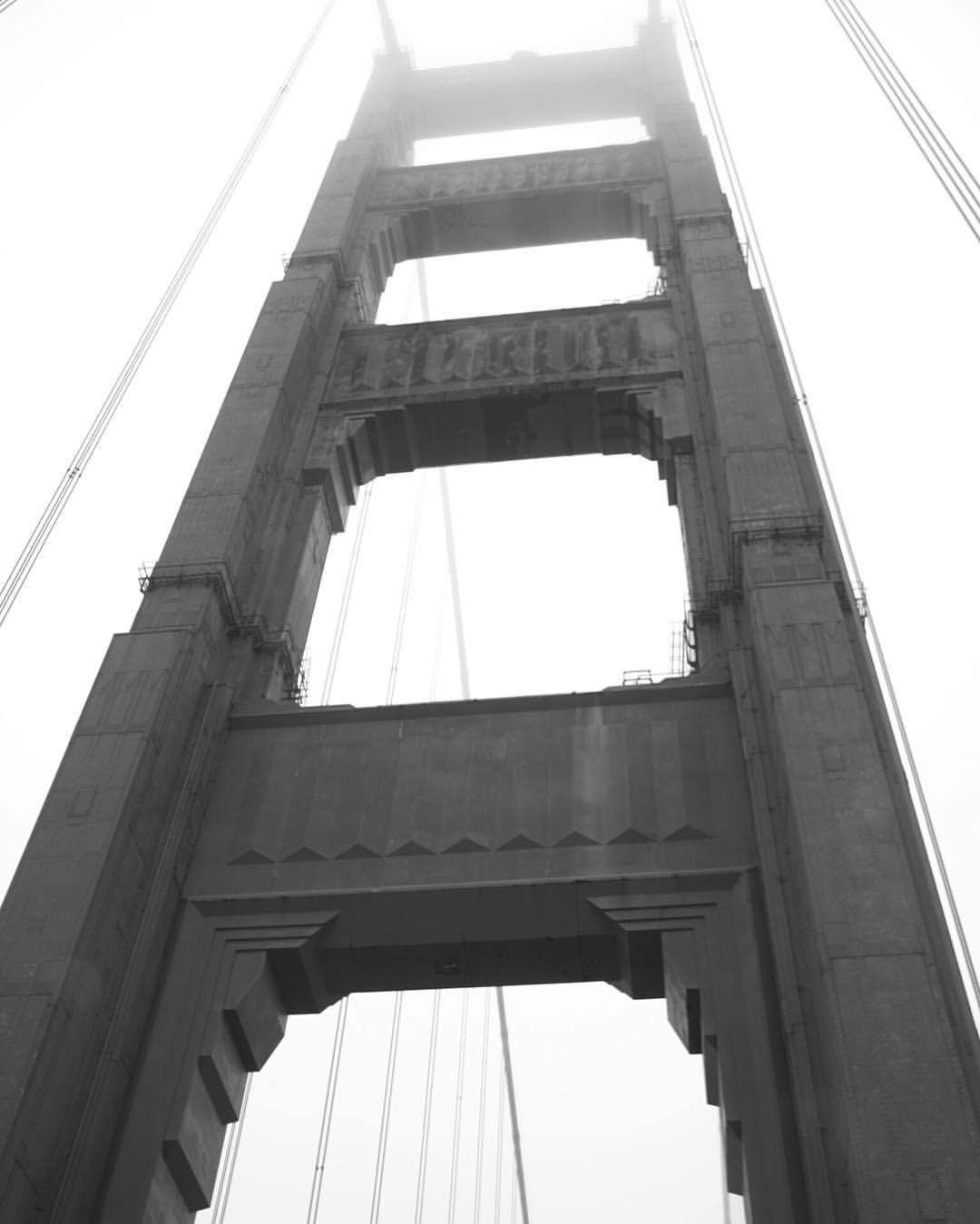 17 juillet 2016. On quitte Monterey pour revenir à San Francisco. On passe sur le fameux Golden Gate, toujours embrumé mais majestueux quand même. (à Golden Gate Bridge)