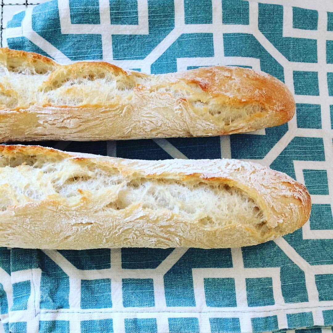 20 aout 2016. Je sais, j'ai déjà pris mes baguettes en photo mais je suis toujours épaté de ce qu'on peut de vraiment beau et bon avec juste de la farine et de l'eau (et un peu de levure et du sel aussi!)