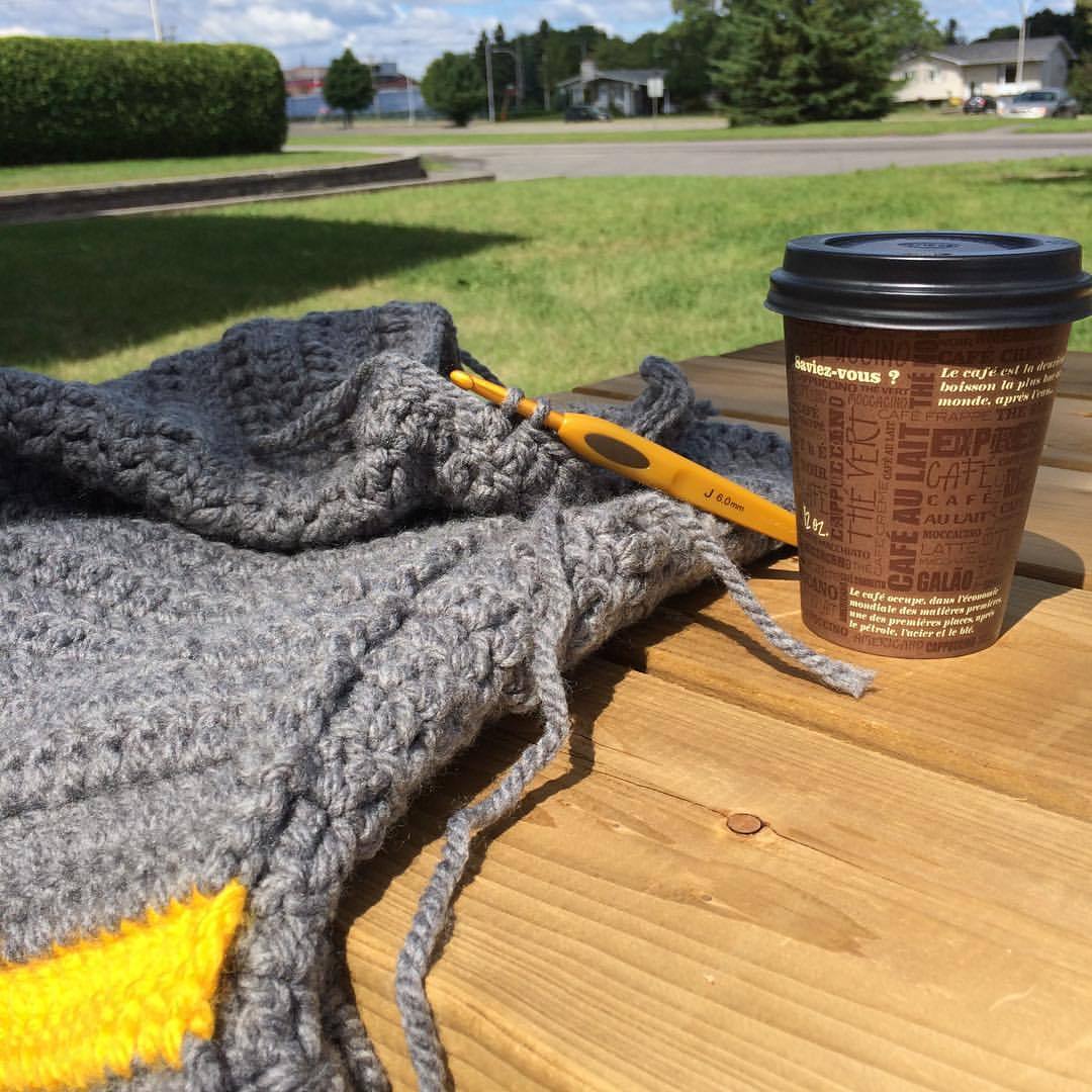 17 aout 2016. Séance crochet avec vue ou comment trouver un spot tranquille pour finir la pause dîner même quand je pars donner des formations. #crochetaddict (à Cégep Saint-Jean-sur-Richelieu)