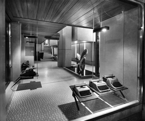 jonasgrossmann:
“olivetti store… venice, 1958, carlo scarpa @ storiaolivetti
”