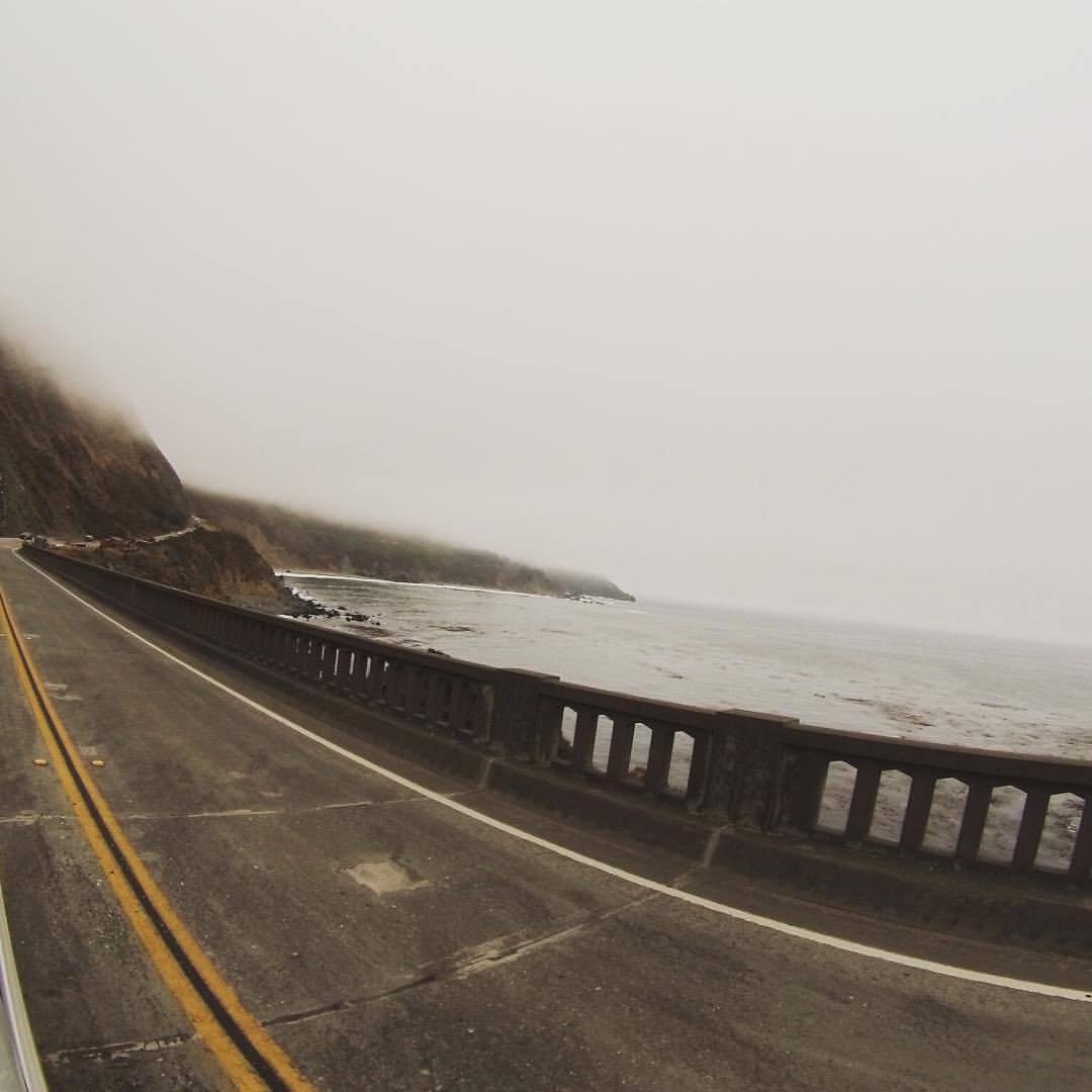 14 juillet 2016. Route 1 entre San Simeon et Monterey. Que du brouillard! Dommage pour les points de vue mais une superbe route quand même avec de belles criques. On comprend l'amour de Steinbeck entre autres pour ce coin de pays! (à Monterey,...