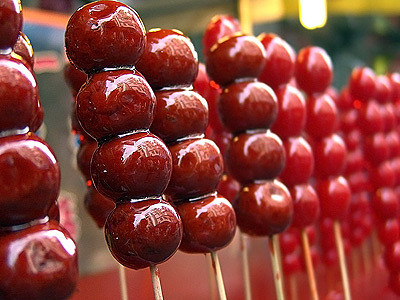 the-next-emperor:
“Tanghulu, also called bingtanghulu, is a traditional Chinese snack, most commonly seen in Beijing. It consists of candied fruits on bamboo skewers.
”