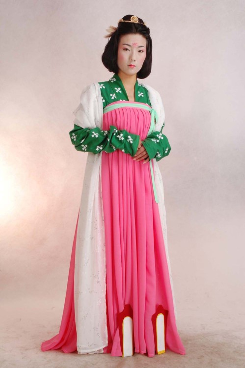 peonypavillion:
“A woman wearing Tang-style hanfu :P I really like the forehead marks…
All rights go to photographer.
”