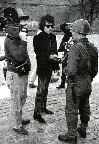 toilandblood:
“ Jan Persson
Dylan and D.A. Pennebaker meet with a soldier while at Hamlet’s Castle in Denmark, early May 1966.
”