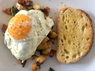 Eating toast with a fried egg on patatas con chorizo (with beet tops). 🍳