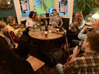 Checked in at Dover Castle. A full house of fiddles! 🎶🎻🎻🎻🎻🎶 — with Jessica