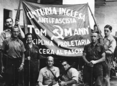 Centuria Inglesa Tom Mann, d'esquerra a dreta: Sid Avner, Nat Cohen (el líder del grup i parella de Ramona), Ramona Siles García, Tom Wintringham (de blanc, ajupit al frente), Georgio Tioli (italià) al seu costat, Jack Barry (Australia ‘Blue’) i David Marshall a Barcelona, 1936