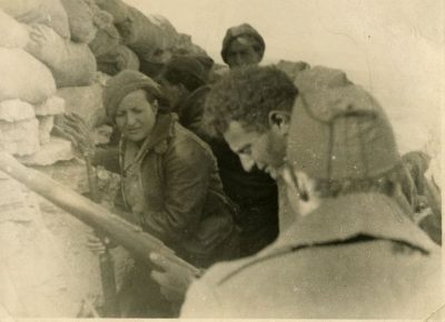 Ramona Siles García, en una trinxera republicana