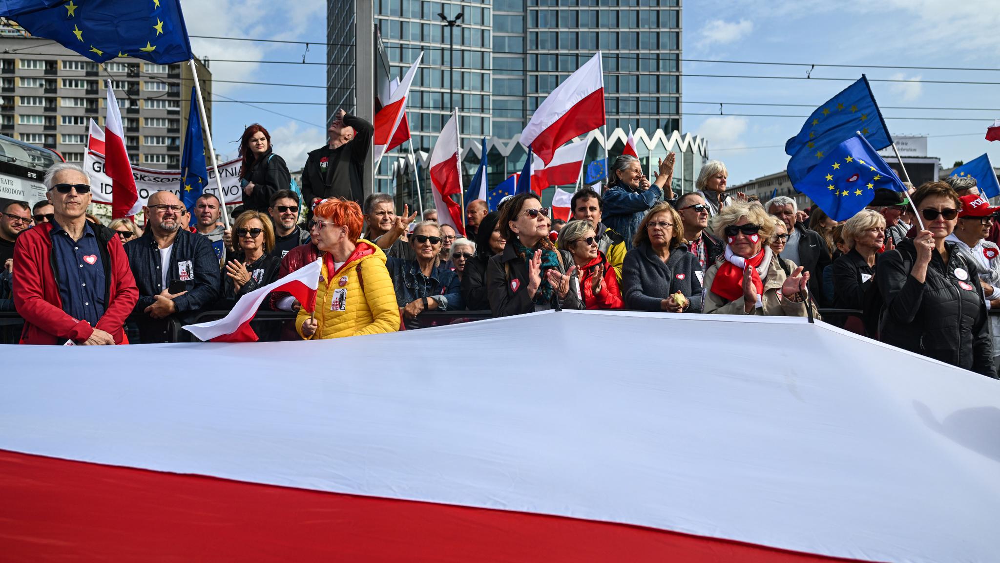 Hundreds of thousands of people joined an opposition march in Warsaw on Sunday.