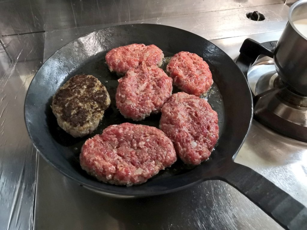 粗挽き肉で作ったハンバーグ