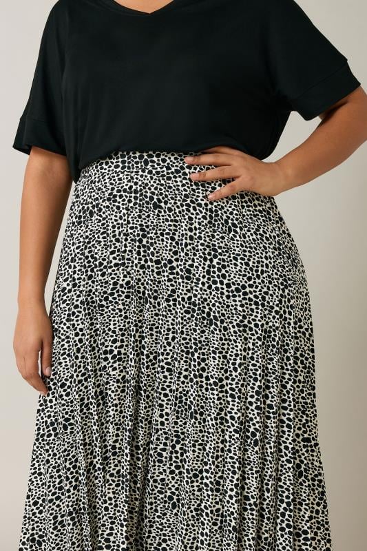 EVANS Plus Size Black & White Spot Print Pleated Skirt | Evans 5