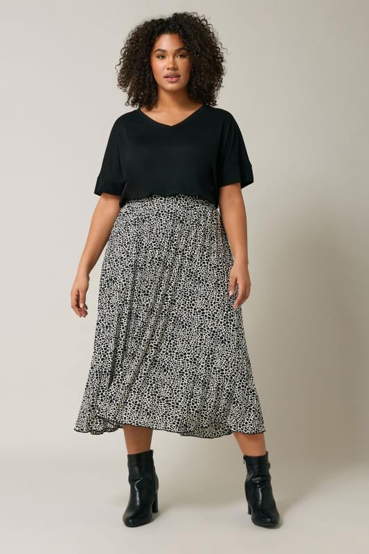 EVANS Plus Size Black & White Spot Print Pleated Skirt | Evans 3