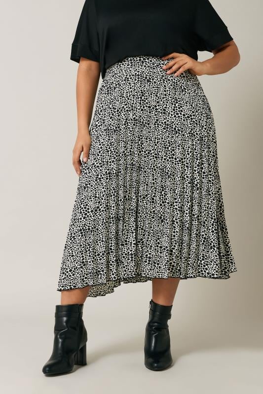 EVANS Plus Size Black & White Spot Print Pleated Skirt | Evans 2