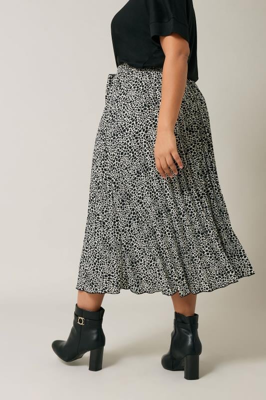 EVANS Plus Size Black & White Spot Print Pleated Skirt | Evans 4