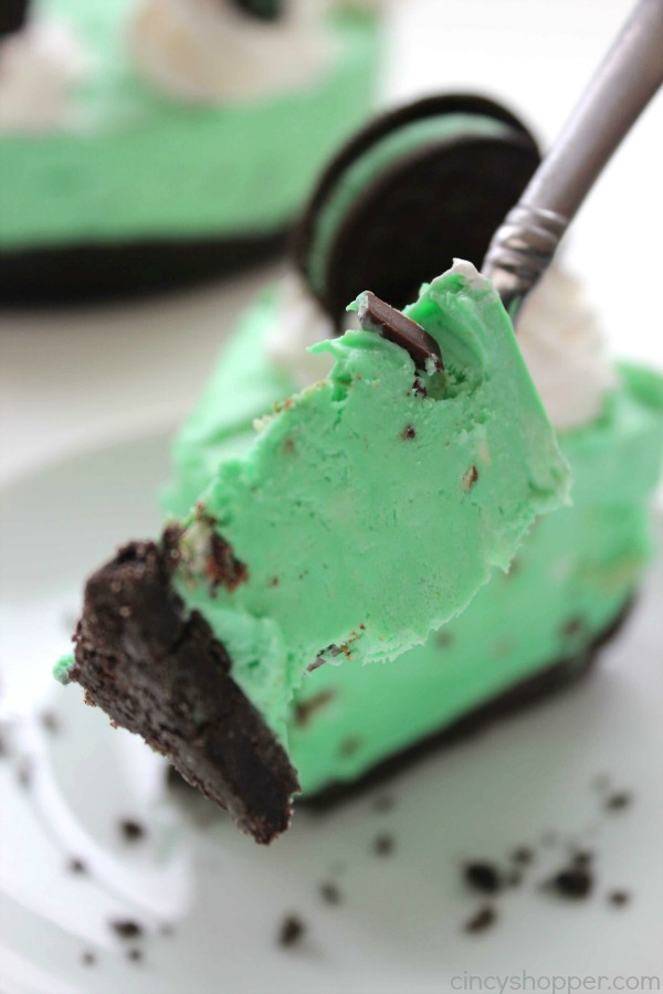 No Bake Mint Oreo Cheesecake - perfect St. Patrick’s Day dessert. Mint fans will love the crushed Mint OREO cookie crust, minty cheesecake filling with chopped mint Andes candies.