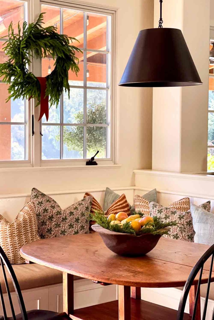 kitchen banquette with bowl of pears