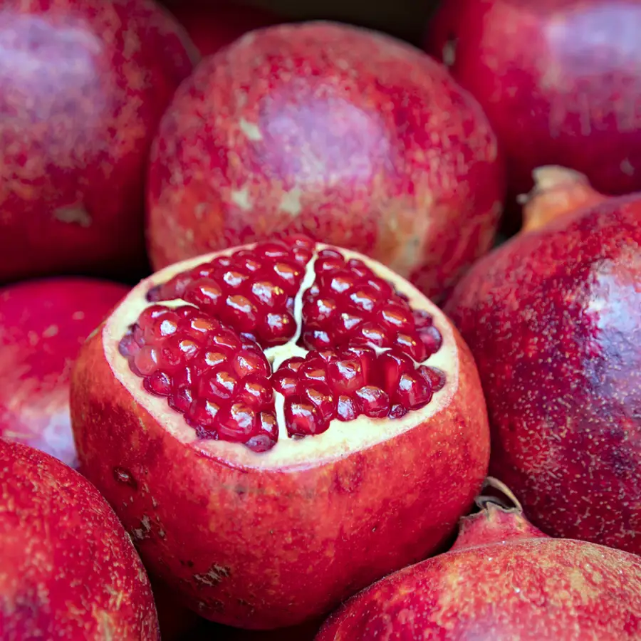 El truco fácil de un famoso frutero para pelar la granada en menos de un minuto