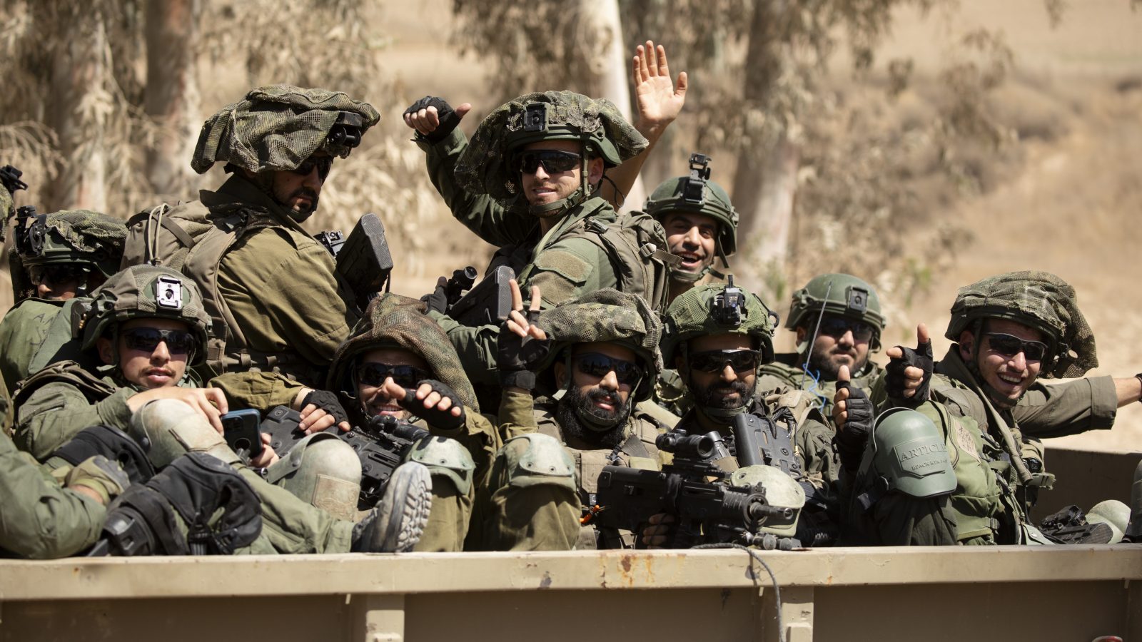 ガザ地区との国境近くで軍用車両に乗るイスラエル兵たち　Photo: Amir Levy / Getty Images