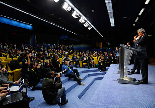 Journalists cover an EU press conference in Brussels in December 2014. Correspondents say daily press briefings are being replaced by broadcasts from the EU information channel. (AFP/John Thys)