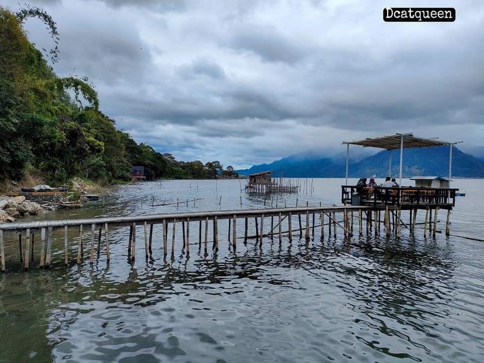 cafe artistik di pinggir danau lut tawar