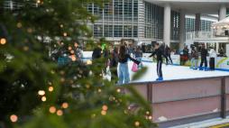 Natale, 2.500 pattinatori sulla pista del ghiaccio di piazza Città di Lombardia, in 3mila sul Belvedere