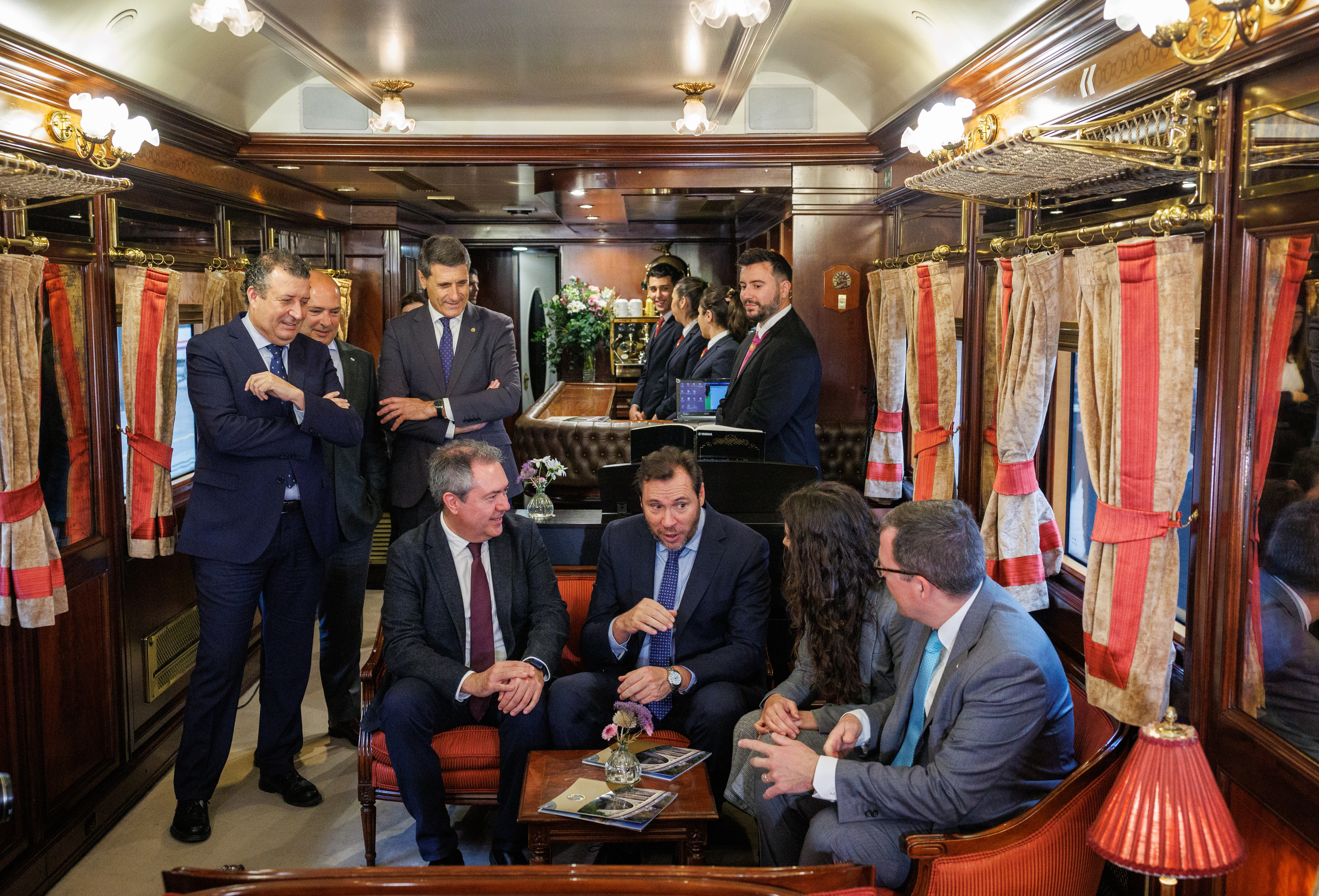 El ministro de Transportes, scar Puente, se dirige al presidente de Renfe, Ral Blanco en la inauguracin en Sevilla del tren turstico Al Andalus el pasado marzo.