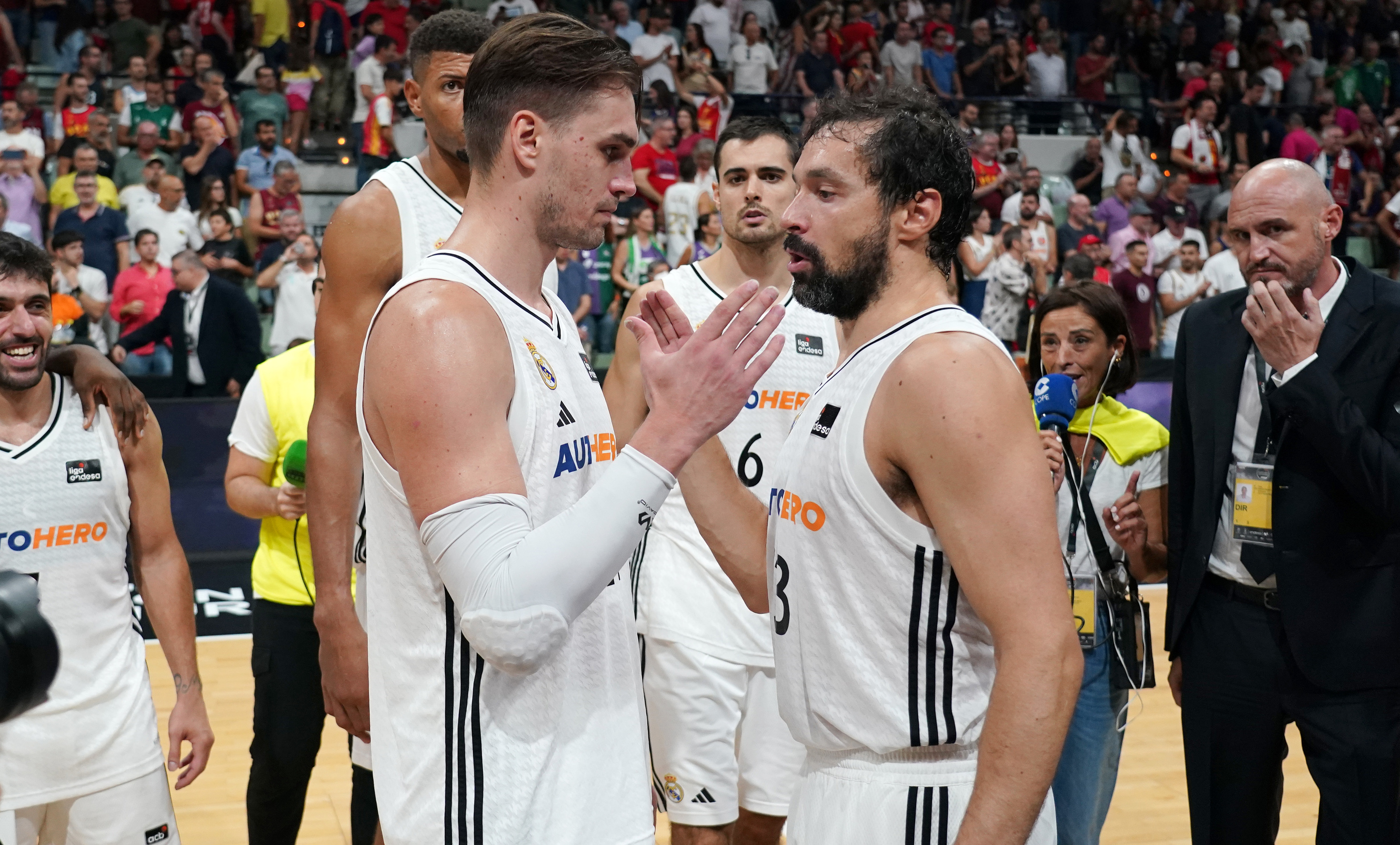 Hezonja y Llull, tras la victoria del Madrid en Murcia.