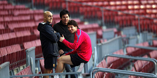 Messi, junto a su padre y el 'fisio' del Bara Juanjo Brau (izq), en una imagen de 2010. (Q.GARCA)