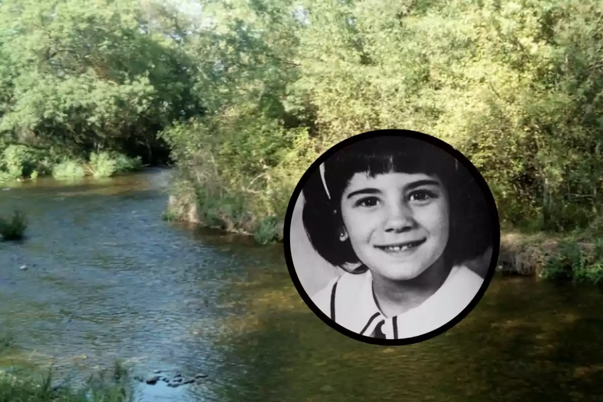 Un río rodeado de árboles con un retrato en blanco y negro de una niña superpuesto en un círculo.