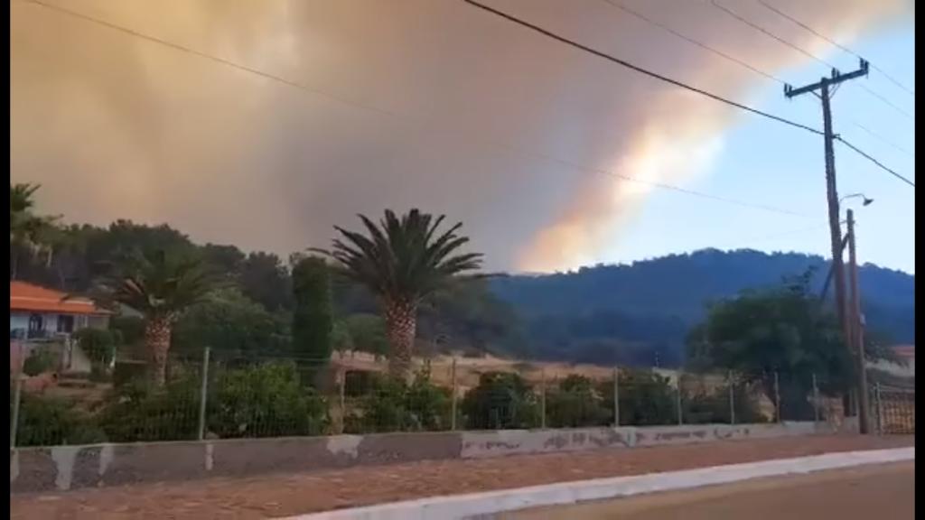 Μεγάλη φωτιά στη Λέσβο  Οι φλόγες έχουν φτάσει τα σπίτια εκκενώνονται τα Βατερά