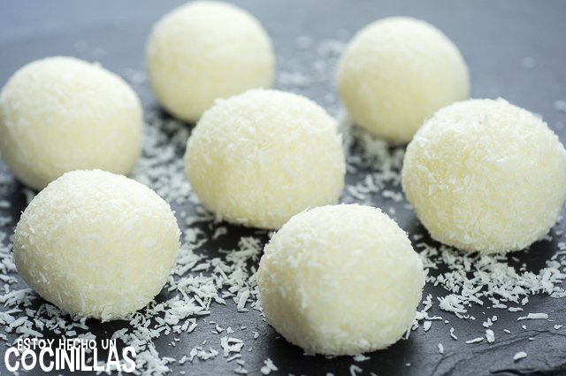 Bolitas de coco rallado y leche condensada