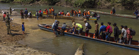 METETI, PANAMA. 01/02/2024. ESPECIAL DARIEN. Migrantes desembarcam de canoa ( piragua ) ao chegar na Estacao de Recepcao Migratoria de Lajas Blancas depois de uma viagem pelo rio que dura cerca 5 horas, desde a comunidade indígena de Bajo Chiquito. Bajo Chiquito e a primeira comunidade panamenha que os migrantes encontram apos atravessarem caminhando por dias o estreito de Darien, uma area montanhosa de floresta densa entre a Colombia e o Panama. ( Foto: Lalo de Almeida/Folhapress ). MUNDO. *** EXCLUSIVO FOLHA***