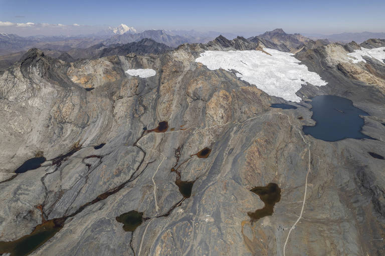 Derretimento de geleiras nos Andes contamina e torna vermelha a água de rios