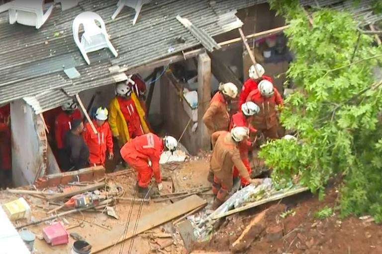 Deslizamento soterra casas e deixa ao menos um morto em Salvador