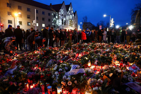 Plush toys, candles and floral tributes lie near the site where a car drove into a crowd at a Magdeburg Christmas market in Magdeburg, Germany December 21, 2024. REUTERS/Christian Mang ORG XMIT: LIVE