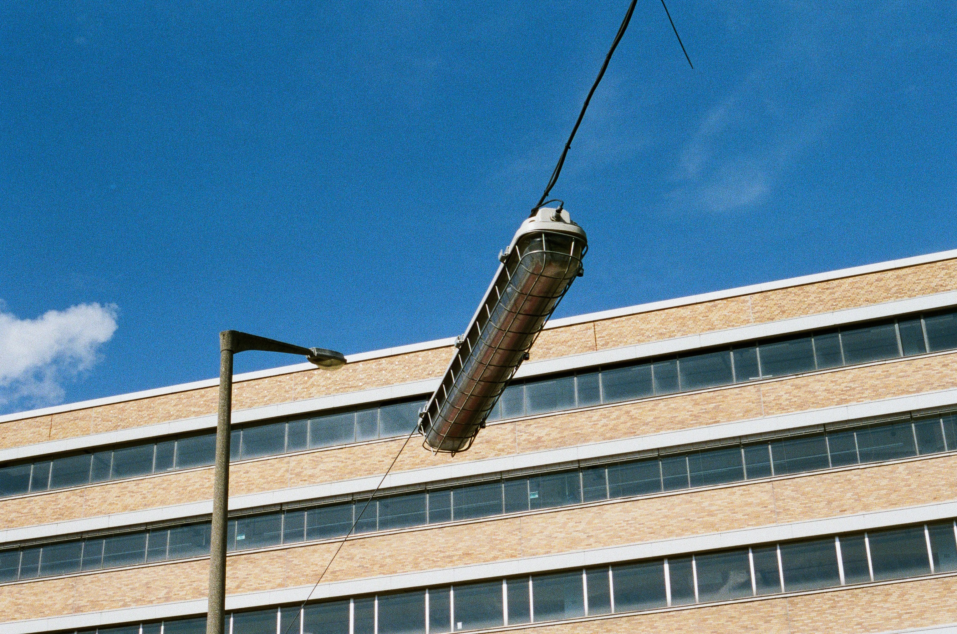 Quellegebäude mit Straßenlaterne