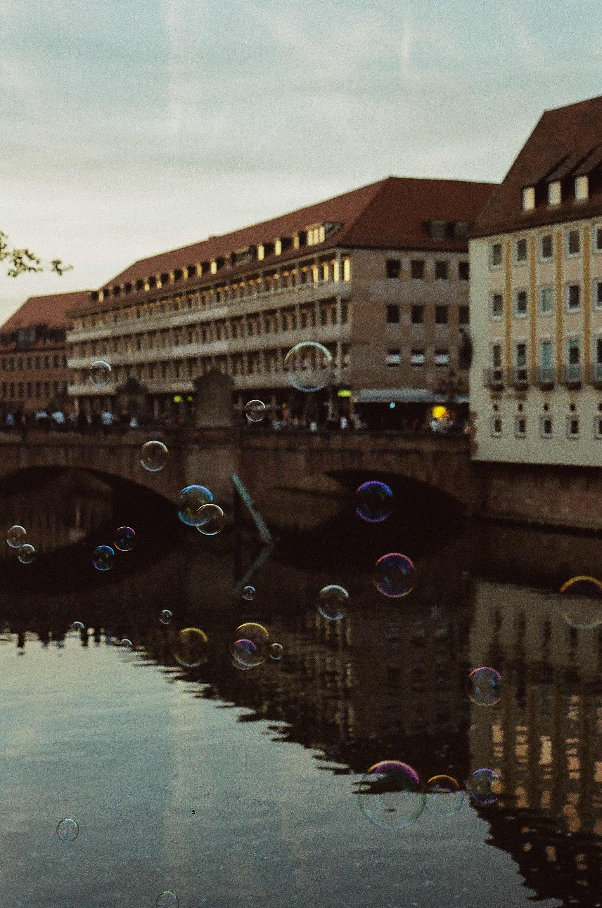 Die Fleischerbrücke mit Seifenblasen im Vordergrund