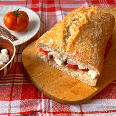 Este bocadillo siciliano sabe a verano, se resuelve en cinco minutos y es la cena fácil y rápida perfecta 