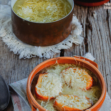 Tan medieval como francesa: la sopa de cebolla fácil y tradicional que harás cada semana en casa 