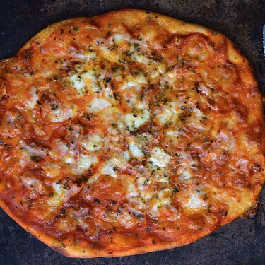 Esta receta de masa de pizza sin levadura se hace en un pispás y con solo dos ingredientes