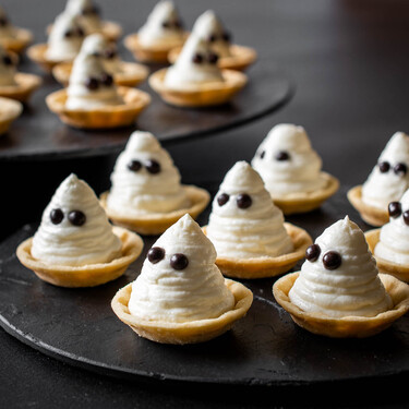 Mini tartaletas fantasma de crema de queso y chocolate blanco, un dulce para Halloween listo en 20 minutos