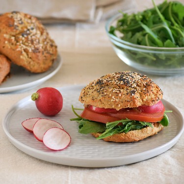 Cuando quiero cenar un bocadillo y no tengo pan me hago estos panecillos saludables con avena y yogur, súper rápidos 