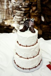 Cowboy boots and barbed wire-decorated wedding cake