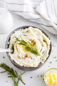 This recipes is the best dairy free mashed potatoes you will try! They're made with russet potatoes, almond milk, garlic and herbs. It's healthy, creamy and so easy to make. Make ahead for an even easier Thanksgiving side dish! #dairyfree #mashedpotato #thanksgiving #recipe #side #healthy