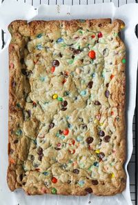 M&M Cookie Bars are soft and buttery, loaded with M&M candies and chocolate chips. Perfect for parties, the holidays, or a lunch box treat! #cookiesandcups #cookiebars #mmcookies #mms