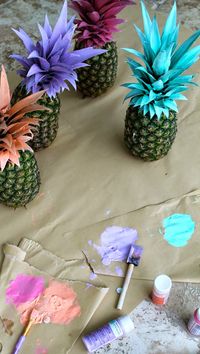 painted pineapples = the cutest summer party decorations!